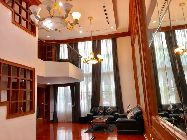 ให้เช่าทาวน์เฮ้าส์ 4.5 ชั้น หมู่บ้านบ้านกลางกรุง ทองหล่อ สุขุมวิท 55 Baan Klang Krung Thonglor ขนาด 380 ตรม. ใกล้ BTS Townhouse at Moo Bann Klang Krung Thonglor Opposite of J-Avenue Thonglor